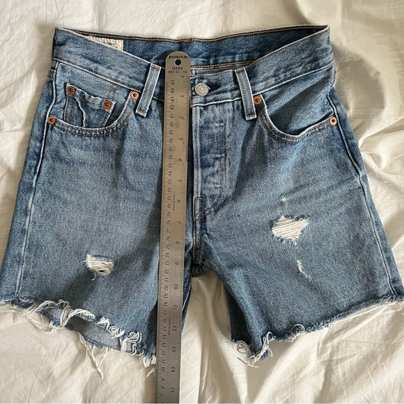 LEVI’S 501 Mid Thigh Shorts (23) - Picture 9 of 9